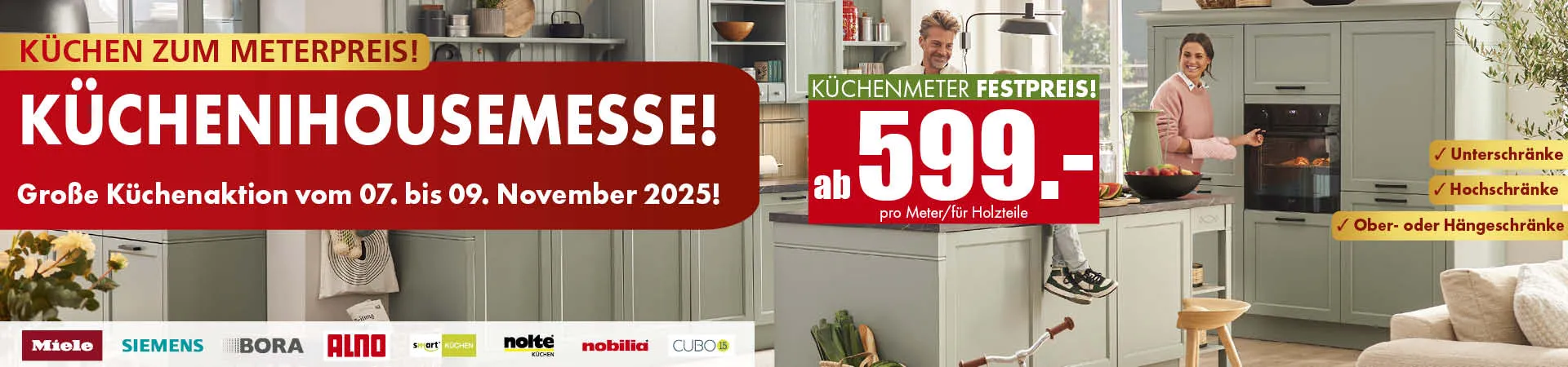 Küchensituation: Familie ist in Küche beim Kochen. Text: Küchen zum Meterpreis! Kücheninhousemesse! Große Küchenaktion 07. bis 09. November 2025! Küchenmeter Festpreis! ab 599.- pro Meter/ für Holzteile. Häkchen Unterschränke, Häkchen Hochschränke, Häkchen Ober- oder Hängeschränke. Markenlogos: Miele, Siemens, Bora, Alno, Smart Küchen, Nolte Küchen, Nobilia, Cubo. 