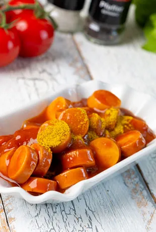 Salat wird mit Wasser gewaschen: Gurken, Tomaten, Petersilie