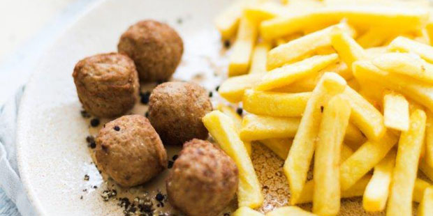 Fleischbällchen mit Pommes Frites